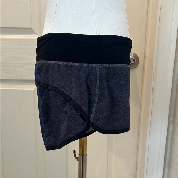Women's Lululemon Speed Up Low Rise Lined Sorts in Black and Gray Size 6 - Picture 4 of 4